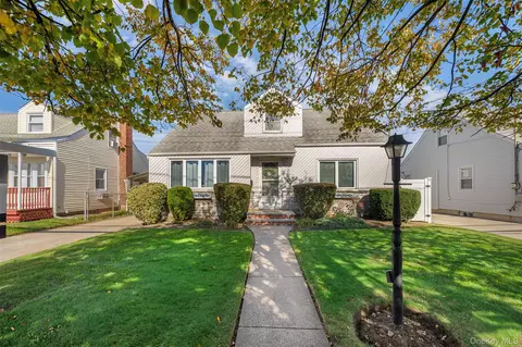 53 Westbury Ave, North Hempstead, NY 11514