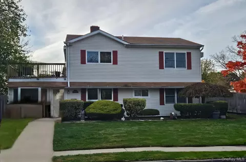 52 Angle Ln, Hicksville, NY 11801