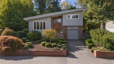 150 Cow Neck Rd, North Hempstead, NY 11050