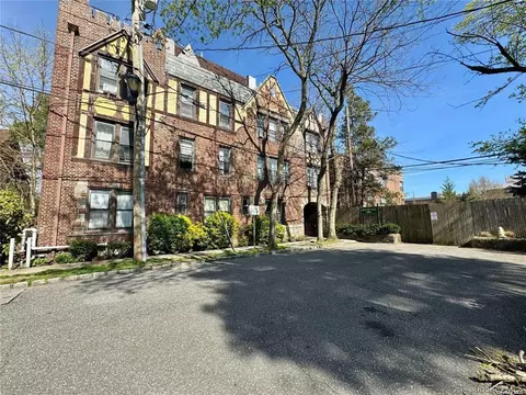 1 Hillside Ave #3D, North Hempstead, NY 11021