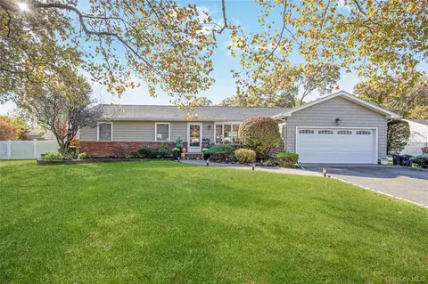 10 Ann Ct, North Babylon, NY 11703