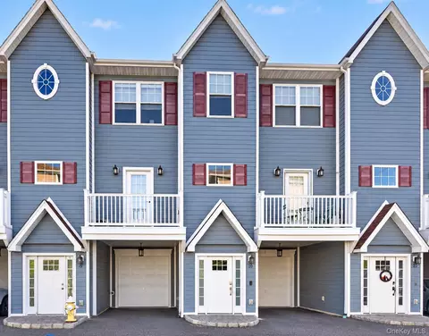 20 Hearthstone Ct, Farmingdale, NY 11735