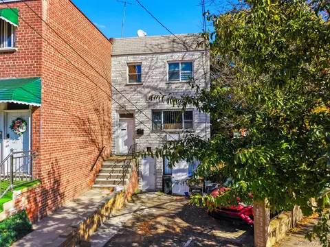 1073 E 233rd St, New York, NY 10466