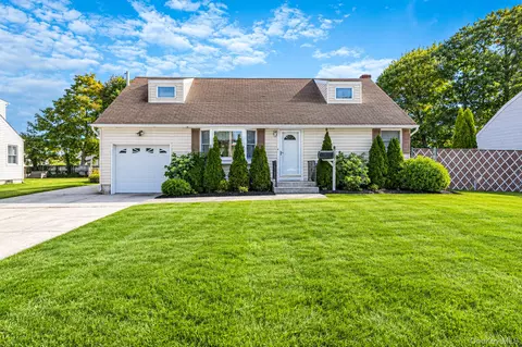 397 1st Ave, Bayport, NY 11705