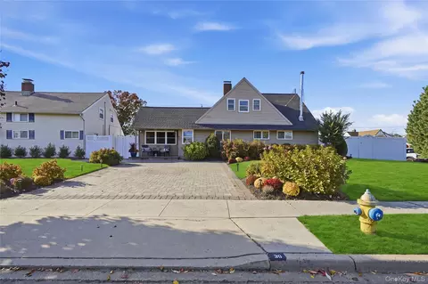 30 Low Ln, Levittown, NY 11756