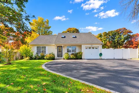 31 Chris Matt Ct, Bay Shore, NY 11706