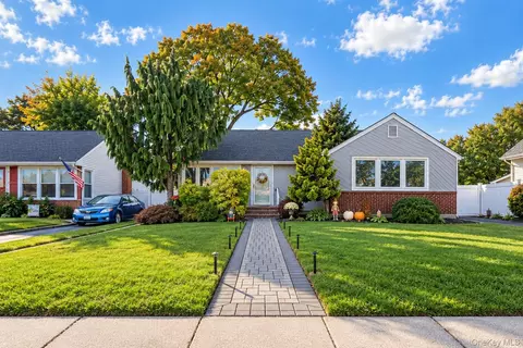 826 Brent Dr, Wantagh, NY 11793