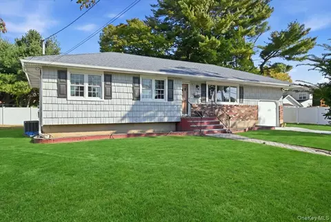 2 Troscher Ln, Bethpage, NY 11714