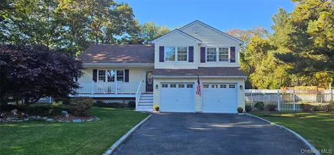 39 Ferraro Dr, Holbrook, NY 11741