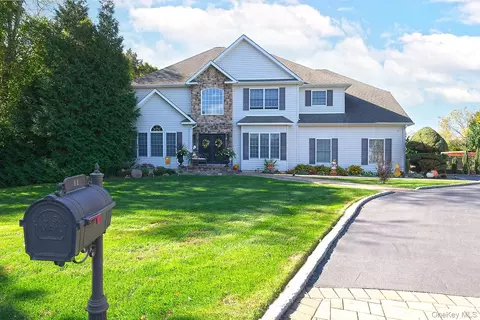 11 Cason Dr, Commack, NY 11725