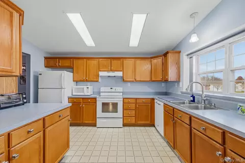 Kitchen - 27 Naples Dr, Poughkeepsie, NY 12603 photo 2 of 4