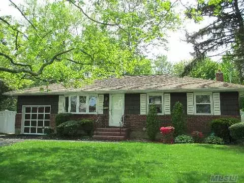 17 Romeo LN, Commack, NY 11725 photo 1