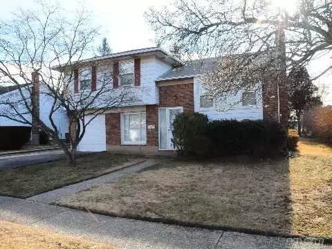 20 Pine St, Plainview, NY 11803 photo 1