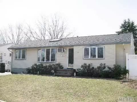 23 Whitetail LN, Commack, NY 11725 photo 1