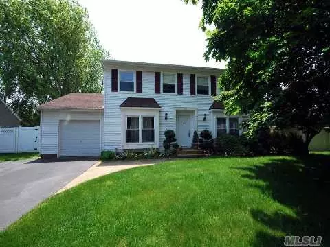 1 Tara LN, Commack, NY 11725 photo 1