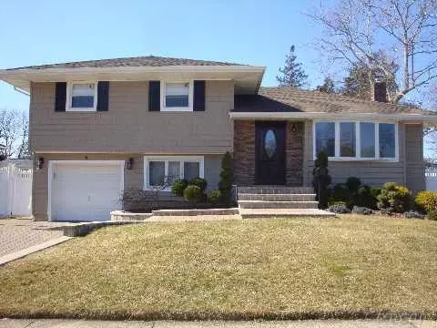 8 Redwood DR, Plainview, NY 11803 photo 1