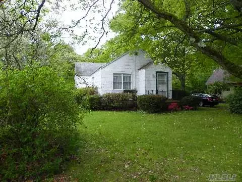 82 Beech ST, Islip, NY 11751 photo 1