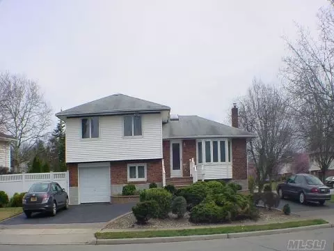 74 Keswick LN, Plainview, NY 11803 photo 1
