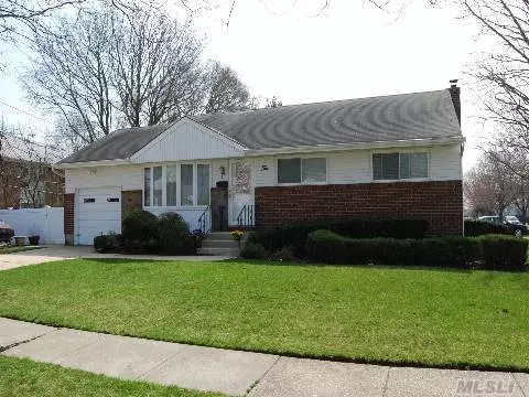 10 Georgia LN, Plainview, NY 11803 photo 1