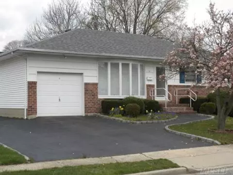 23 Pine St, Plainview, NY 11803 photo 1