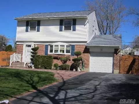 11 Bluegrass LN, Commack, NY 11725 photo 1