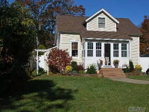 75 Pine St, Islip, NY 11751 photo 1