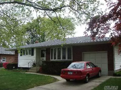 14 Roberta LN, Commack, NY 11725 photo 1