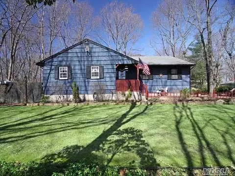 64 Summit Dr, Smithtown, NY 11787 photo 1