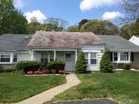 84 Forge LN, Coram, NY 11727 photo 1