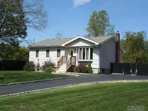 17 E Margin RD, Ridge, NY 11961 photo 1