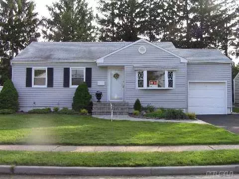 56 Knickerbocker RD, Plainview, NY 11803 photo 1