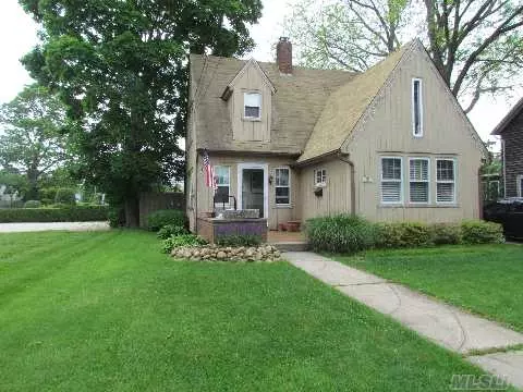 415 Ostrander AVE, Riverhead, NY 11901 photo 1