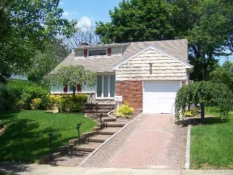 421 Devonshire Rd, Baldwin, NY 11510 photo 1