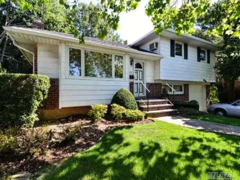 32 Debora Dr, Plainview, NY 11803 photo 1