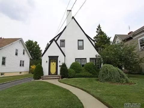 11 Hilbert St, Hempstead, NY 11550 photo 1