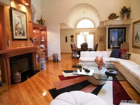 Undisclosed, Commack, NY 11725 photo 1