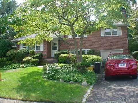 9 Holly LN, Plainview, NY 11803 photo 1
