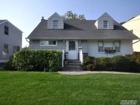 12 Stuart Pl, Oceanside, NY 11572 photo 1