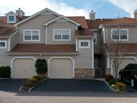 131 Carriage LN, Plainview, NY 11803 photo 1