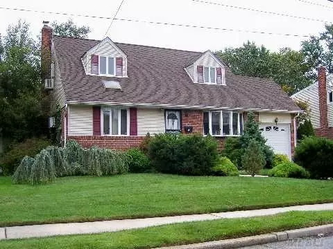 6 Arthur Ct, Plainview, NY 11803 photo 1