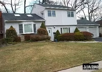10 Adrienne DR, Old Bethpage, NY 11804