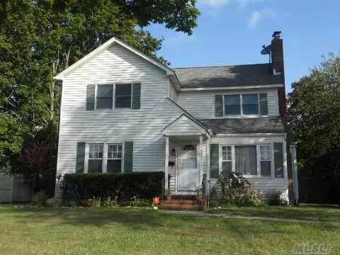101 Everett St, Patchogue, NY 11772 photo 1
