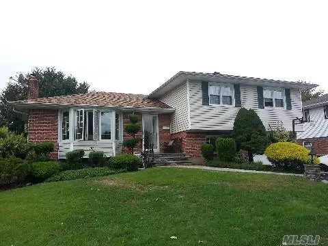 11 Harcourt Rd, Plainview, NY 11803 photo 1