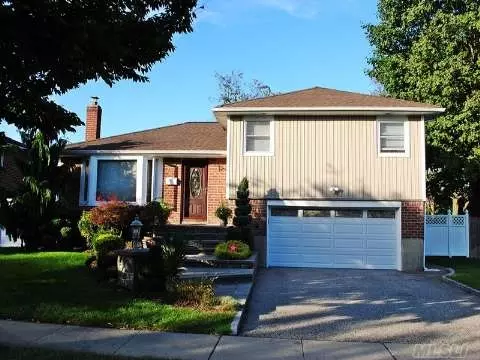 57 Phipps Ln, Plainview, NY 11803 photo 1