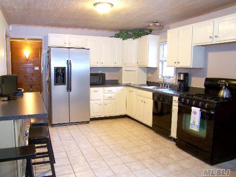 180 E Lakewood St, Patchogue, NY 11772 photo 1