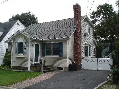 52 Shaw Ave, Babylon, NY 11702 photo 1