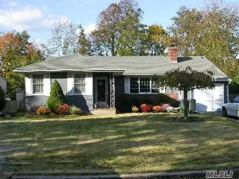 25 Richardson Ln, Islip, NY 11751 photo 1