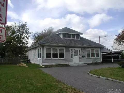 18 Roosevelt Ave, Patchogue, NY 11772 photo 1