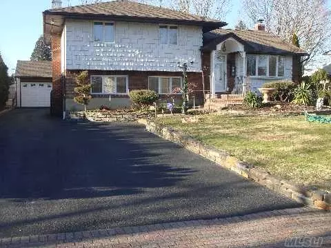 20 Ramsey Rd, Commack, NY 11725 photo 1