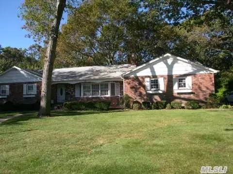 340 Phyllis Dr, Patchogue, NY 11772 photo 1